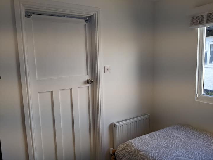 Mlango wa chumba cha kulala unaoweza kutumika na reli ya kuning 'inia.