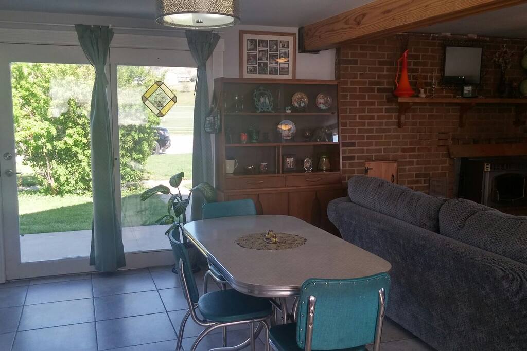 Cute dining area right off the kitchen