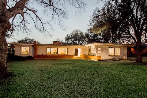 Successful Airbnb property: Kessler Park Guest House in Dallas