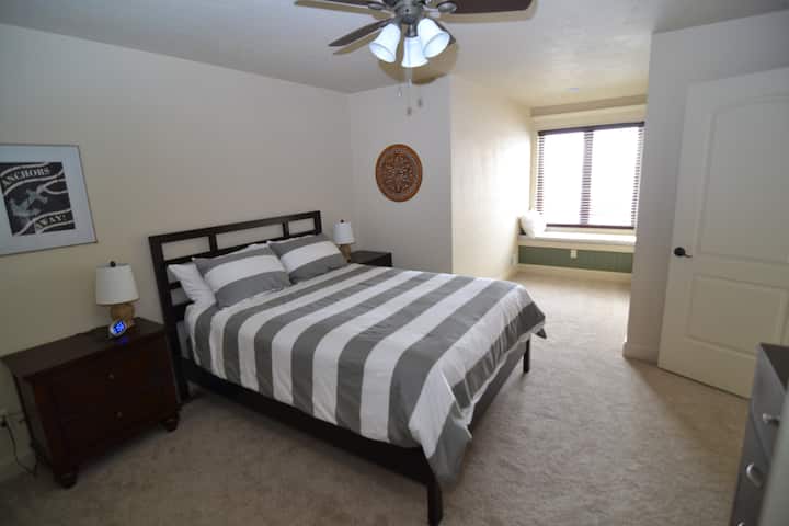 ห้องนอนชั้นบน/เตียงควีนไซส์