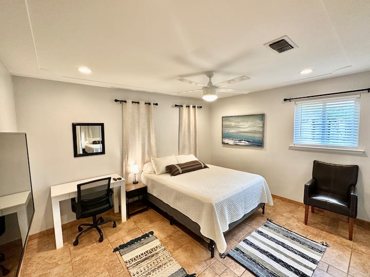 SPAVAĆA SOBA 3/ ROKU TV/ 2 ORMARA S 4 OGLEDALA ZA CIJELO TIJELO/BRAČNI KREVET (ŠIRINE 150-179 CM)