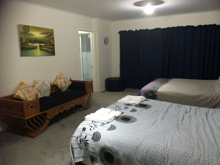 second bedroom with two queen size beds