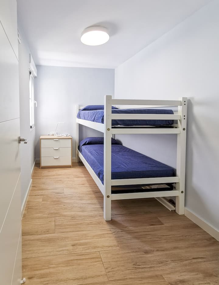 Izba 4. 
Dvojlôžko s poschodovou posteľou, 90 cm postele.