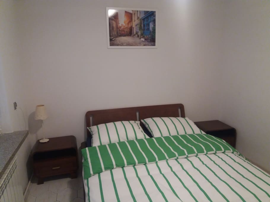 Bedroom with double bed (160 cm wide) / Sypialnia z podwójnym łóżkiem