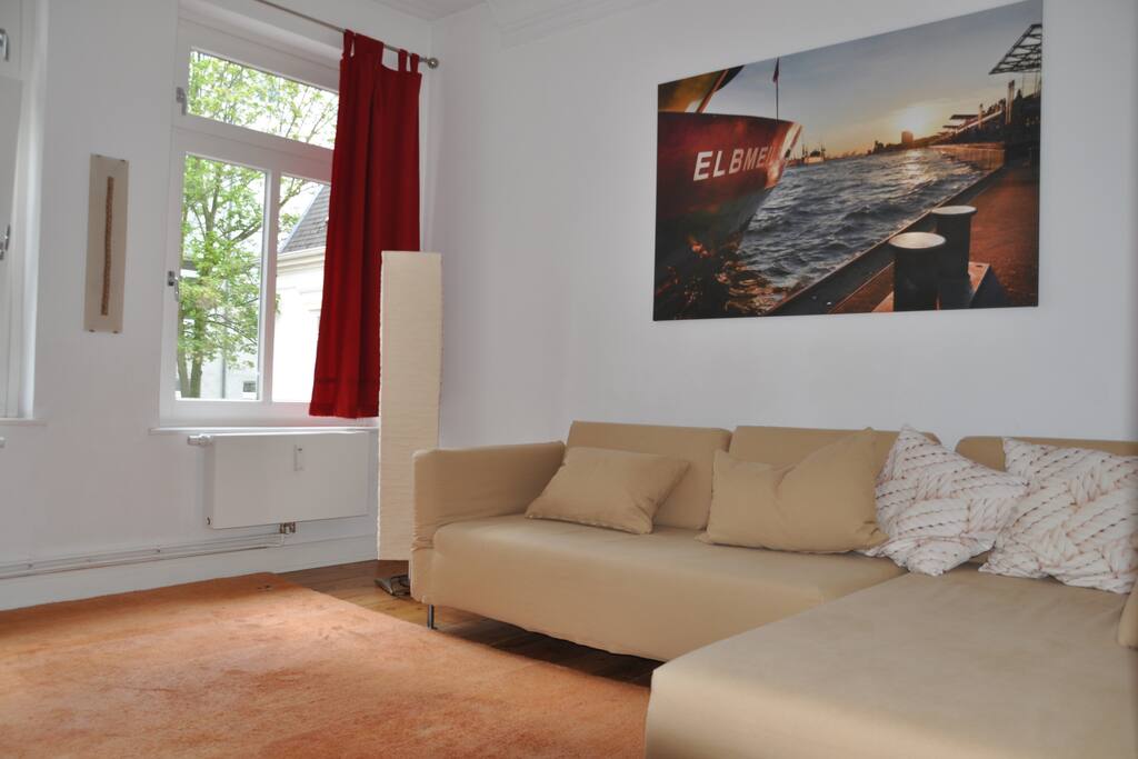 Wohnzimmer, Blick auf die beiden seperat stellenden Schlafsofas (jedes 0,80 m x 2,00 m), Kommode und Fernseher