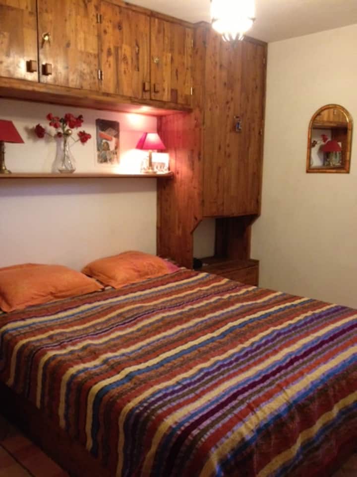 chumba cha kulala kilicho na televisheni, nyuma