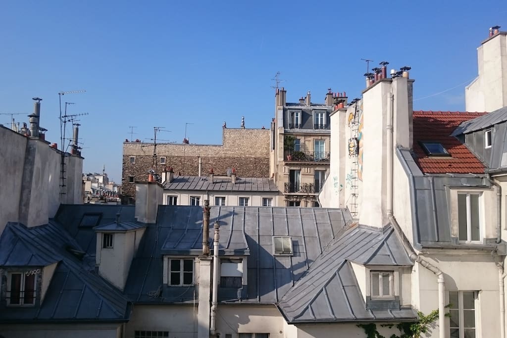 Vue depuis l'espace de vie sur le ciel et les toits de Paris