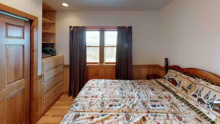 Dormitorio en la planta baja con cama tamaño Queen.