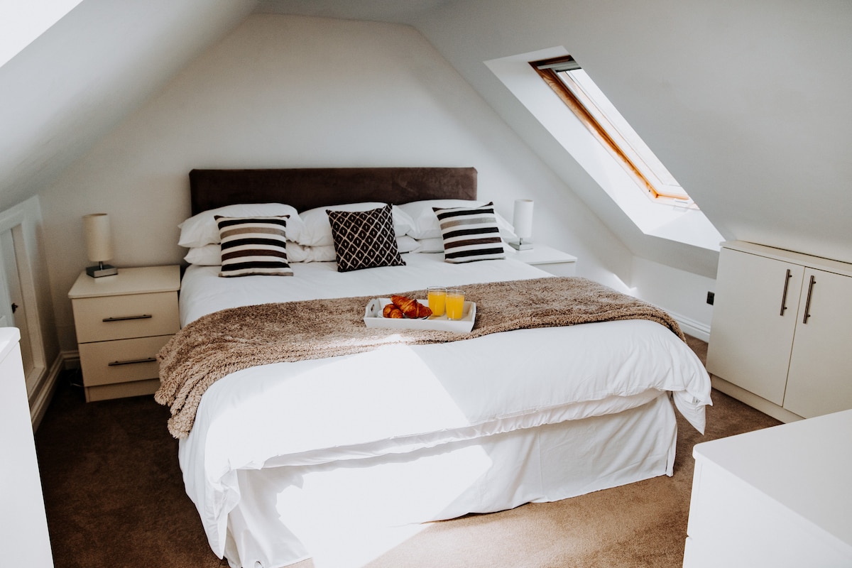 Relájate en una cama tamaño súper king en el segundo piso