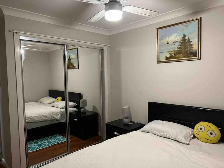 Spacious room in a family house in Seven Hills Houses for Rent in