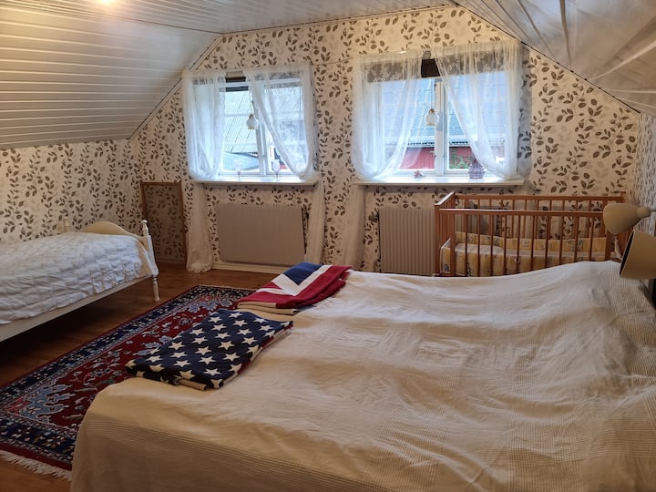 غرفة النوم التي تحتوي على 3 أسرّة كاملة الحجم وسرير إضافي للأطفال الصغار.