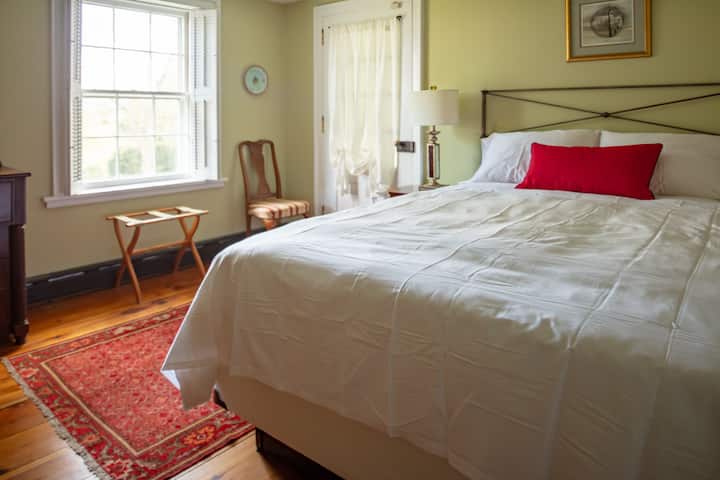 Bedroom (Queen) on 2nd floor 