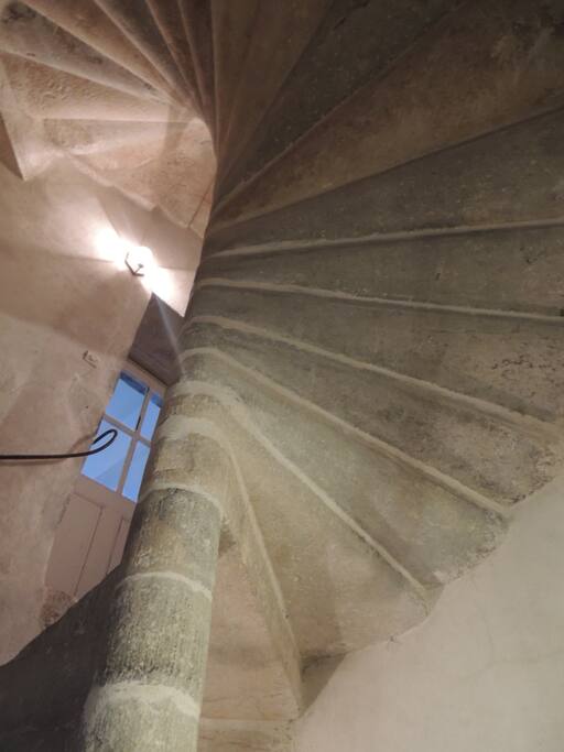 Escalier en colimaçon d'accès à la chambre