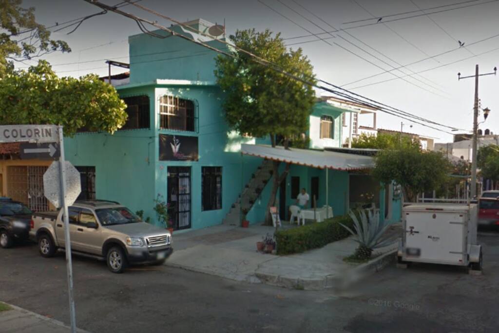 Fachada de la casa, un sofisticado salón de belleza se encuentra en el local comercial de la propiedad, atendido por dos talentosos canadienses.