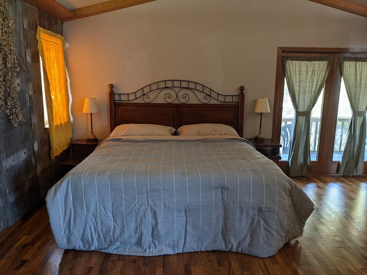 Dormitorio en la planta alta con cama tamaño king, chimenea de leña (leña extra de $) y televisión de 50pulgadas.