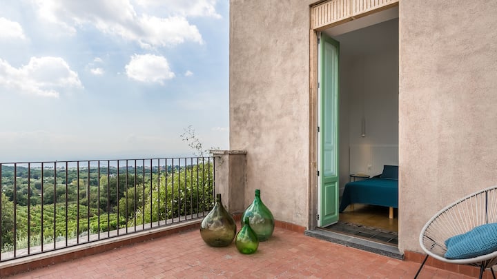 Ორადგილიანი საძინებელი (კაბრიოლეტი) პირდაპირი გასასვლელით პანორამულ ტერასაზე.