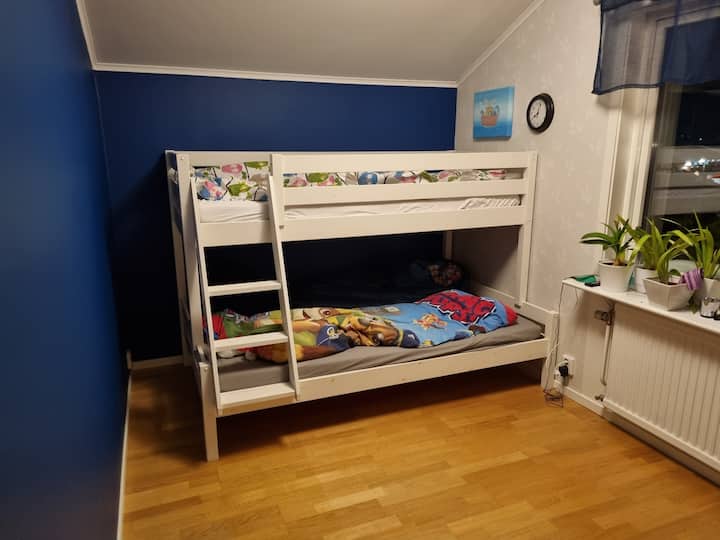 Спална соба со семеен кревет. Горен кревет 90 x 200 см. Долен кревет 120 x 200 см.