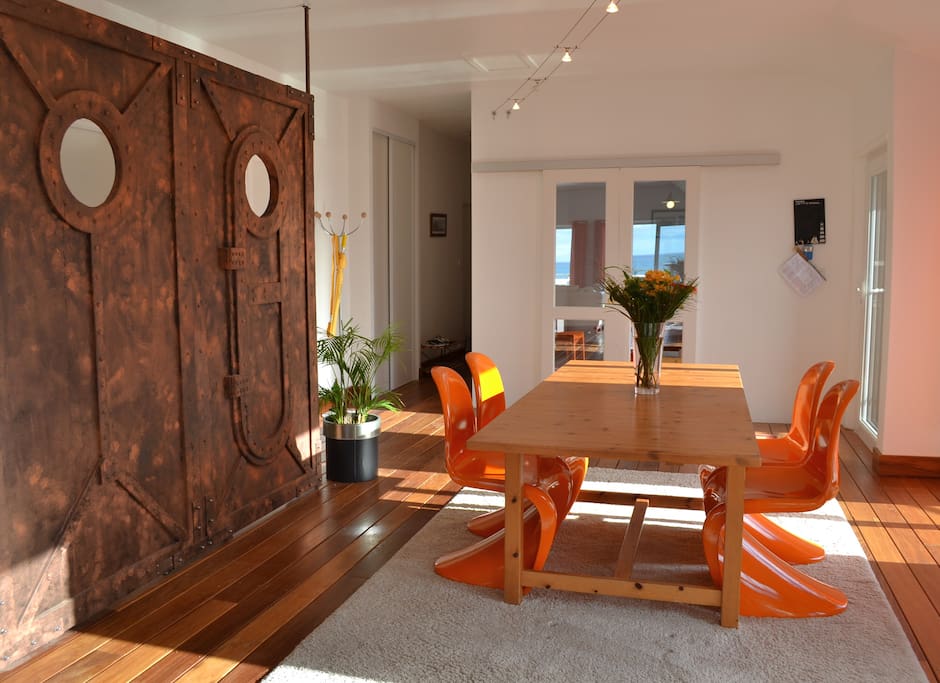 La vue sur la mer ,le plancher en bois massif,le mobilier design.