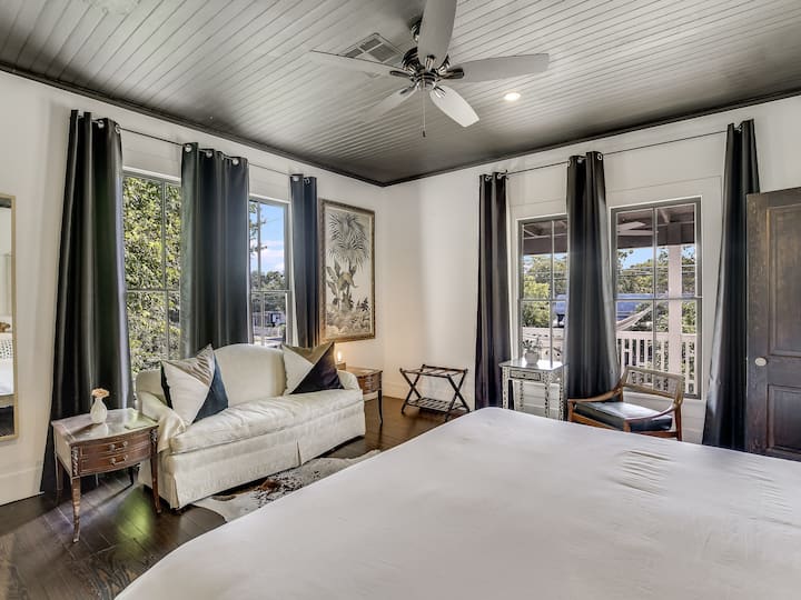 ห้อง Mama Too (ห้อง 2 ชั้นบน) มีวิวต้นไม้ที่สวยงามผ้าไหมสีดำเพื่อให้คุณนอนหลับสบายที่นั่งคู่รักสไตล์วินเทจและห้องน้ำที่โรแมนติกที่สุดในบ้านพร้อมอ่างอาบน้ำแบบมีขาตั้งดั้งเดิมที่ได้รับการบูรณะใหม่และฝักบัวอาบน้ำแยกต่างหาก 