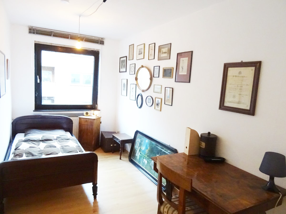 Das kleine Schlafzimmer im antiken Still. Die Bilder sind eine spannende Mischung, die einige Unterhaltung bietet.