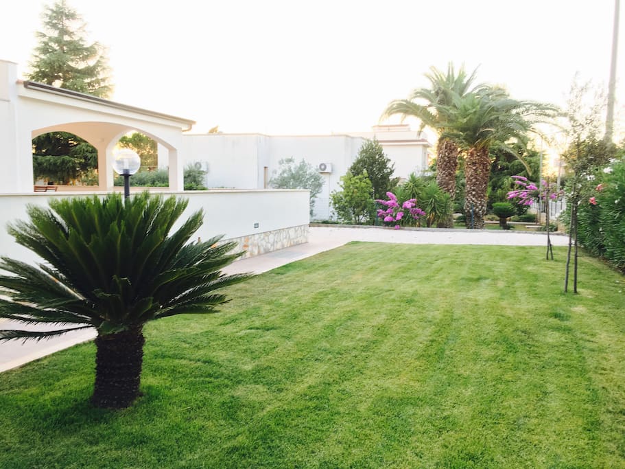 Veranda con giardino e prato