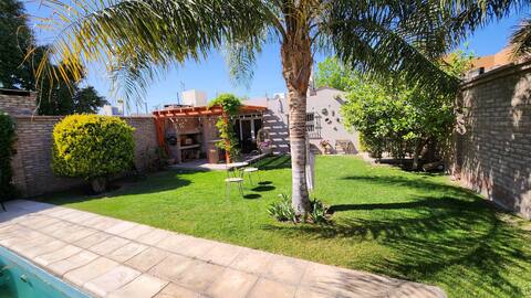House with a swimming pool and barbecue grill in Rivadavia, San Juan.