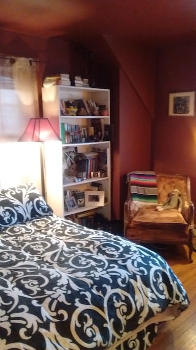 Bedroom with double bed
Three windows and a chair. No smoking..Must smoke outside