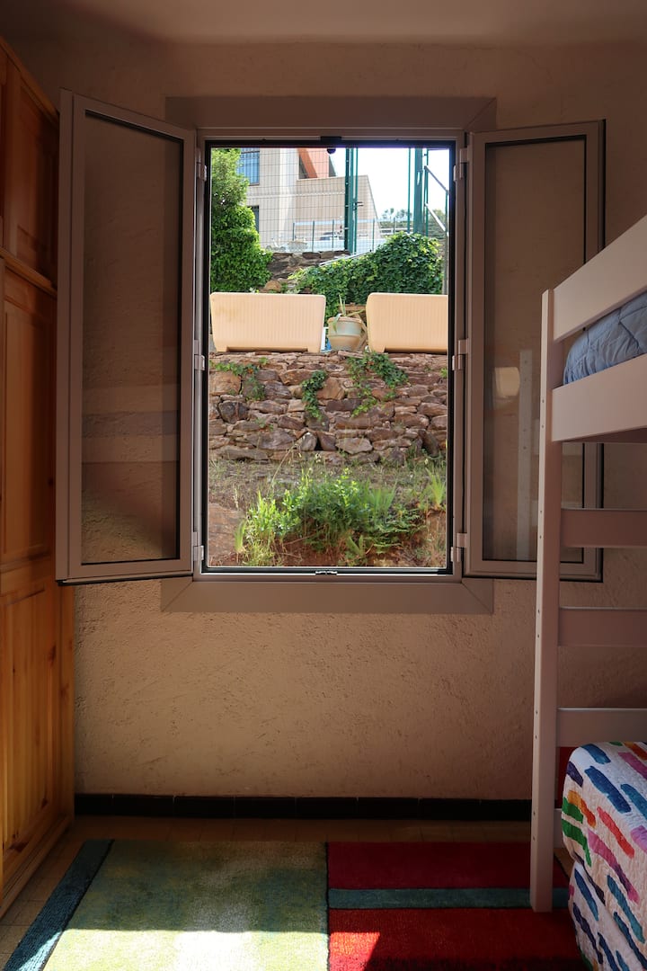 Поглед од прозорец бр. 2 кон тивка градина и карпа