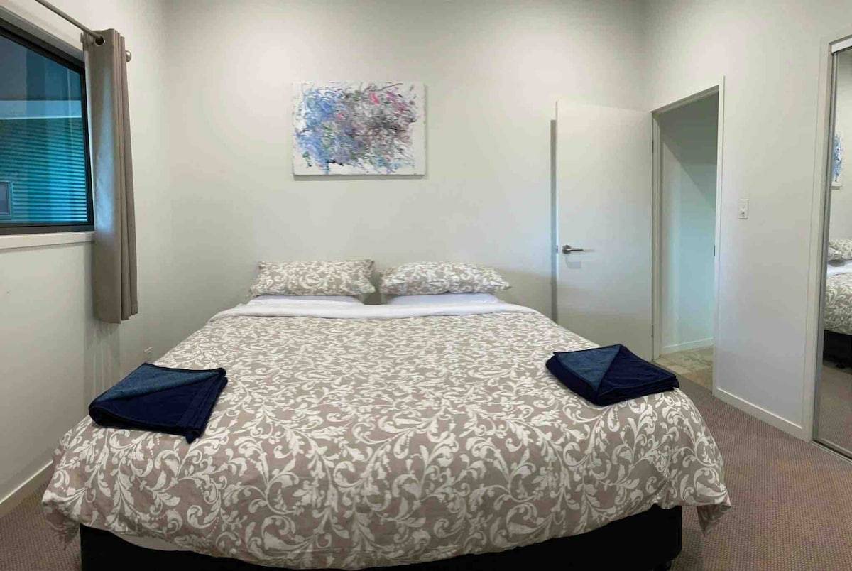 หนึ่งในเตียงคิงไซส์ในที่พัก 4 ห้องนอน 