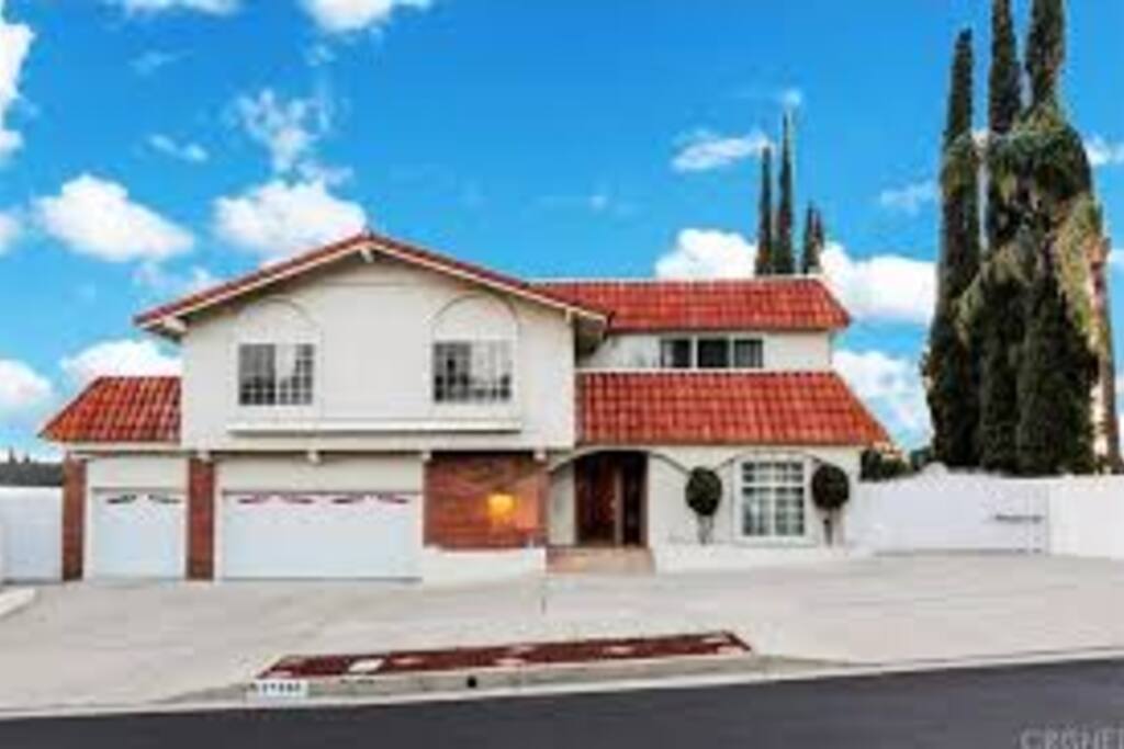 Welcome to our palace with the terrific view and classy neighbours in Los Angles