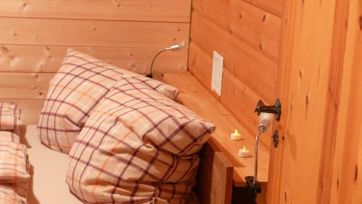 kuscheln im Holzhaus, das 140er Bett im kleinen Schlafzimmer