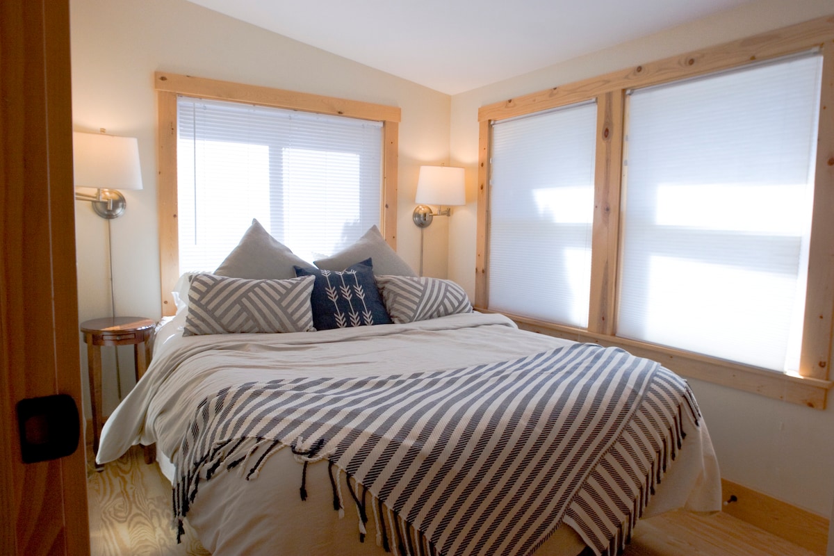 غرفة نوم ثانية بسرير بحجم كبير