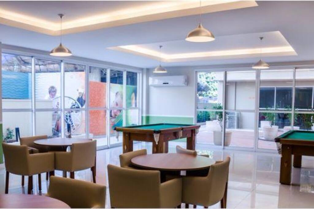 Sala de jogos com sinuca, barril de chopp e geladeira!