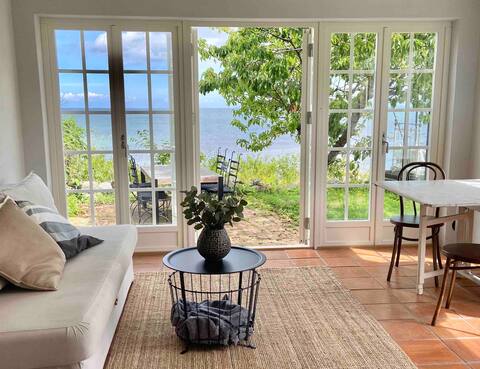 Unique small house right by the sea