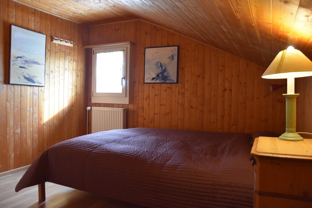 Dormitorio con cama king size