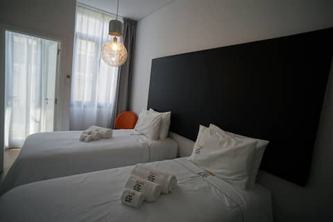 Stylish House - air cond, free parking, breakfast