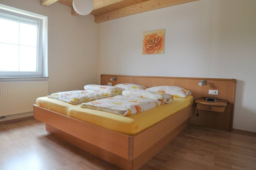 Schlafzimmer 1