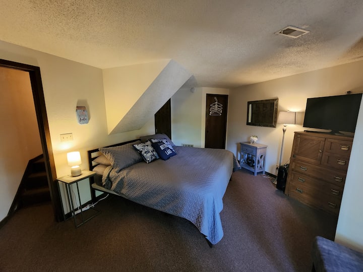 Suite på lavere niveau med  kingsize-seng og badeværelse og tv til quests til at slappe af efter en dag på søen.