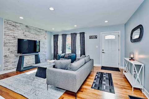 Fabulous Fox Valley Farmhouse - senior friendly