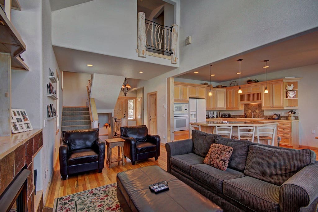 Living Area with Gas Fireplace - Plenty of seating for the group.