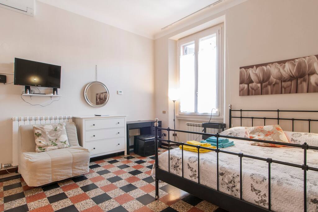 Camera da letto fornita di TV al plasma.
Bedroom with plasma TV.