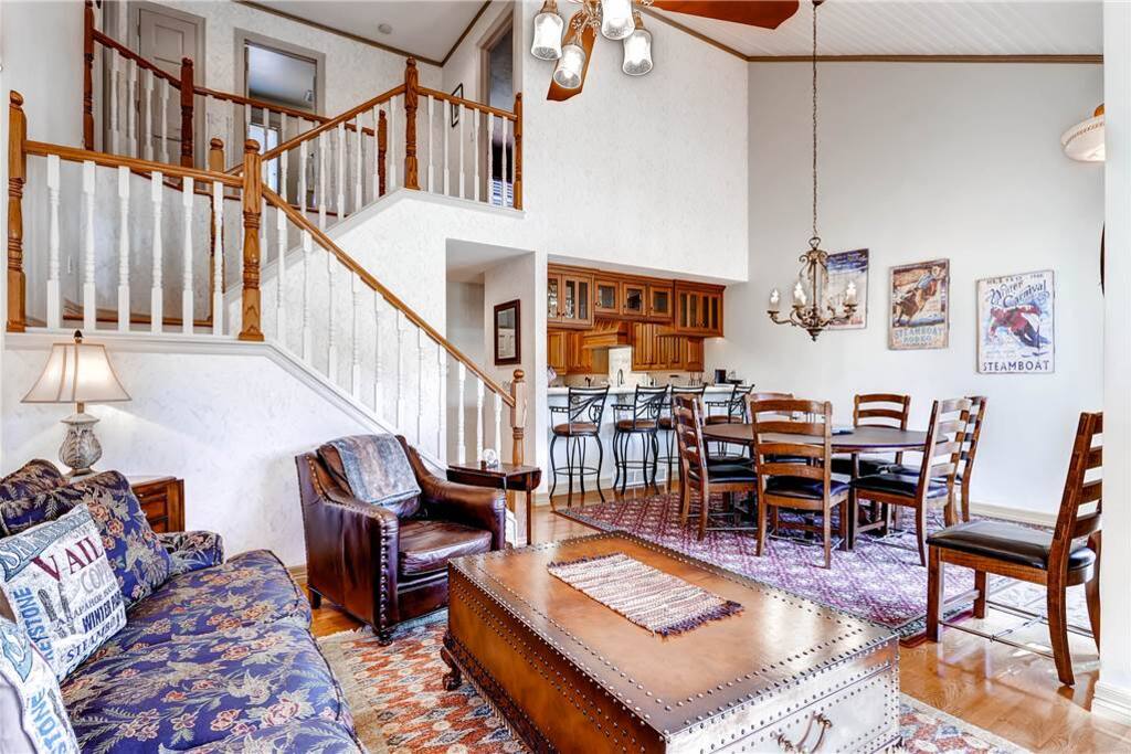 Chair,Furniture,Couch,Dining Room,Indoors
