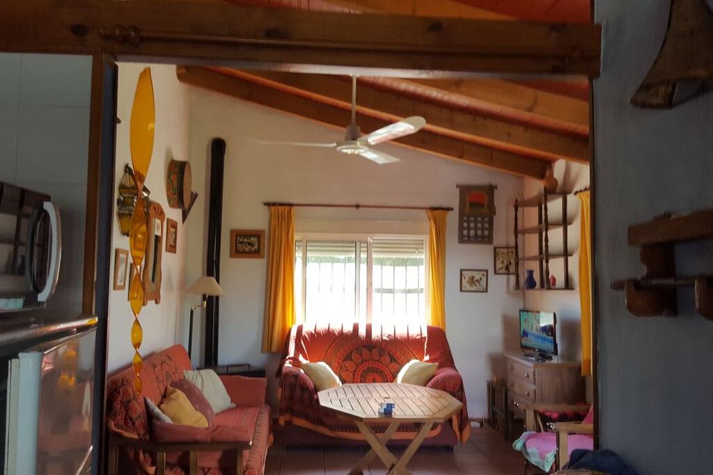 Sala de estar acogedora y luminosa con ventanas al jardín.