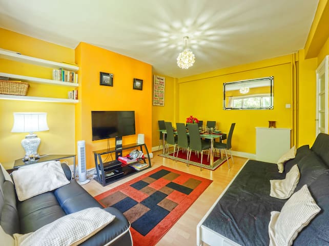 Spacious, Light & Comfy; Great Location, Sleeps 6!