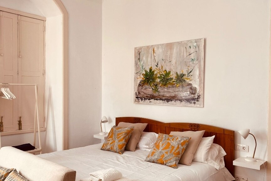 Пространа спална соба со брачен кревет.