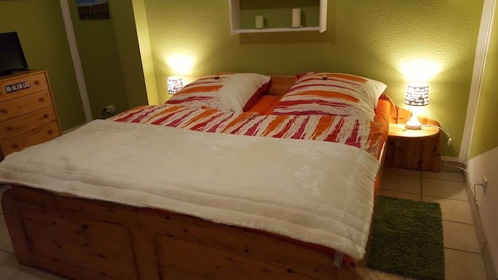 The private room with a 1,80 x 2 m double bed! A flat tv is also in your sleeping room.
