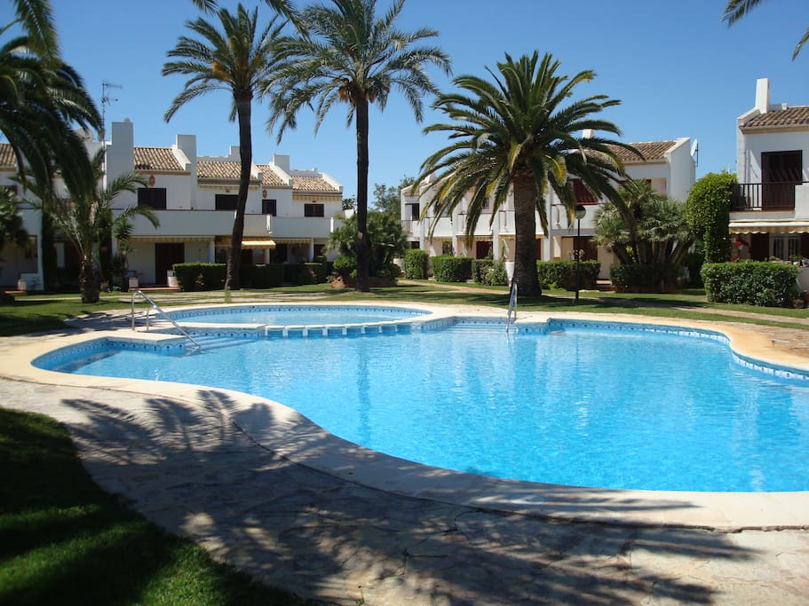 Jardín ideal para relajarse y tomar el sol junto a la piscina