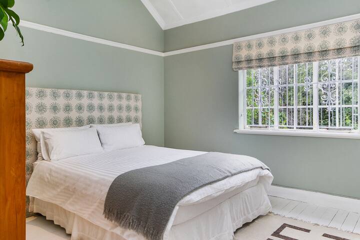 Light and tranquil, 3-bed apartment in Oranjezicht gallery image 5