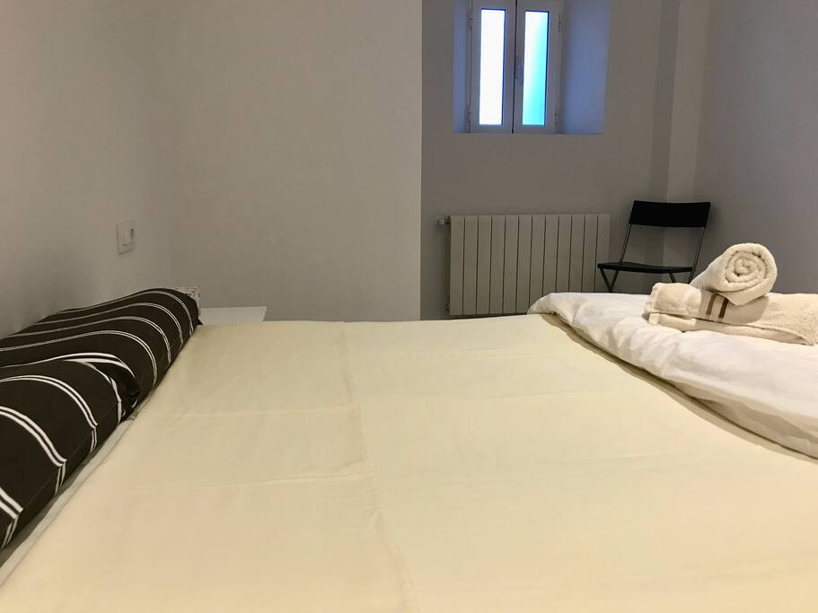 Big Double Room / WIFI / GOOD HEATER / WALK TO RAMBLAS