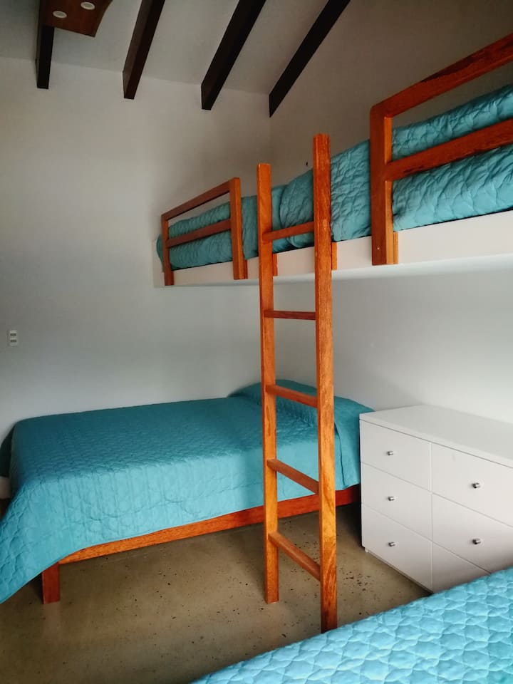 ห้องนอนพร้อมเตียงขนาดควีนไซส์และ 3 เตียง 1.5 เตียงห้องน้ำในตัว